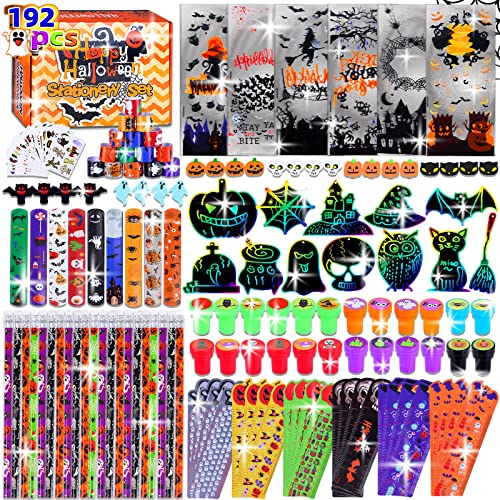 BicMan 192-teiliges Halloween-Schreibwaren-Set für Kinder, Halloween-Partygeschenk-Set mit 24 Leckerli-Beuteln, Halloween-Schreibwaren, Großpackung, Halloween-Giveaways, Klassenzimmerpreise für Kinder BicMan 192-teiliges Halloween-Schreibwaren-Set für Kinder, Halloween-Partygeschenk-Set mit 24 Leckerli-Beuteln, Halloween-Schreibwaren, Großpackung, Halloween-Giveaways, Klassenzimmerpreise für Kinder von BicMan