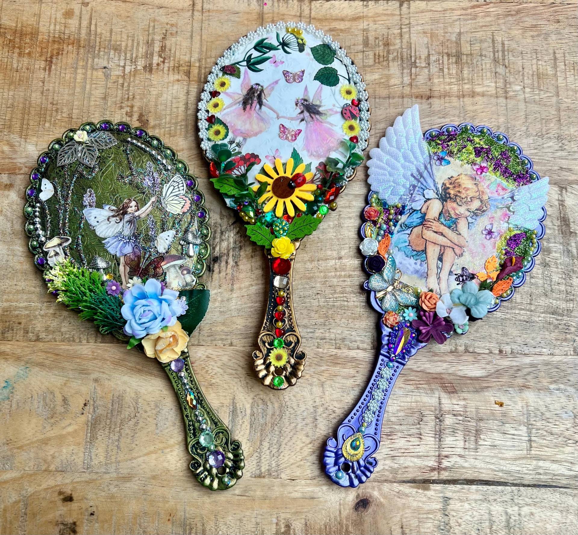 Ein Handspiegel, Fee Thema. Handgemachtes Geschenk Für Sie/Frau Freund Brautjungfer, Make-Up Hand Schminkspiegel, Verzierte Edelsteine, Blumen von BlingArtCrafts