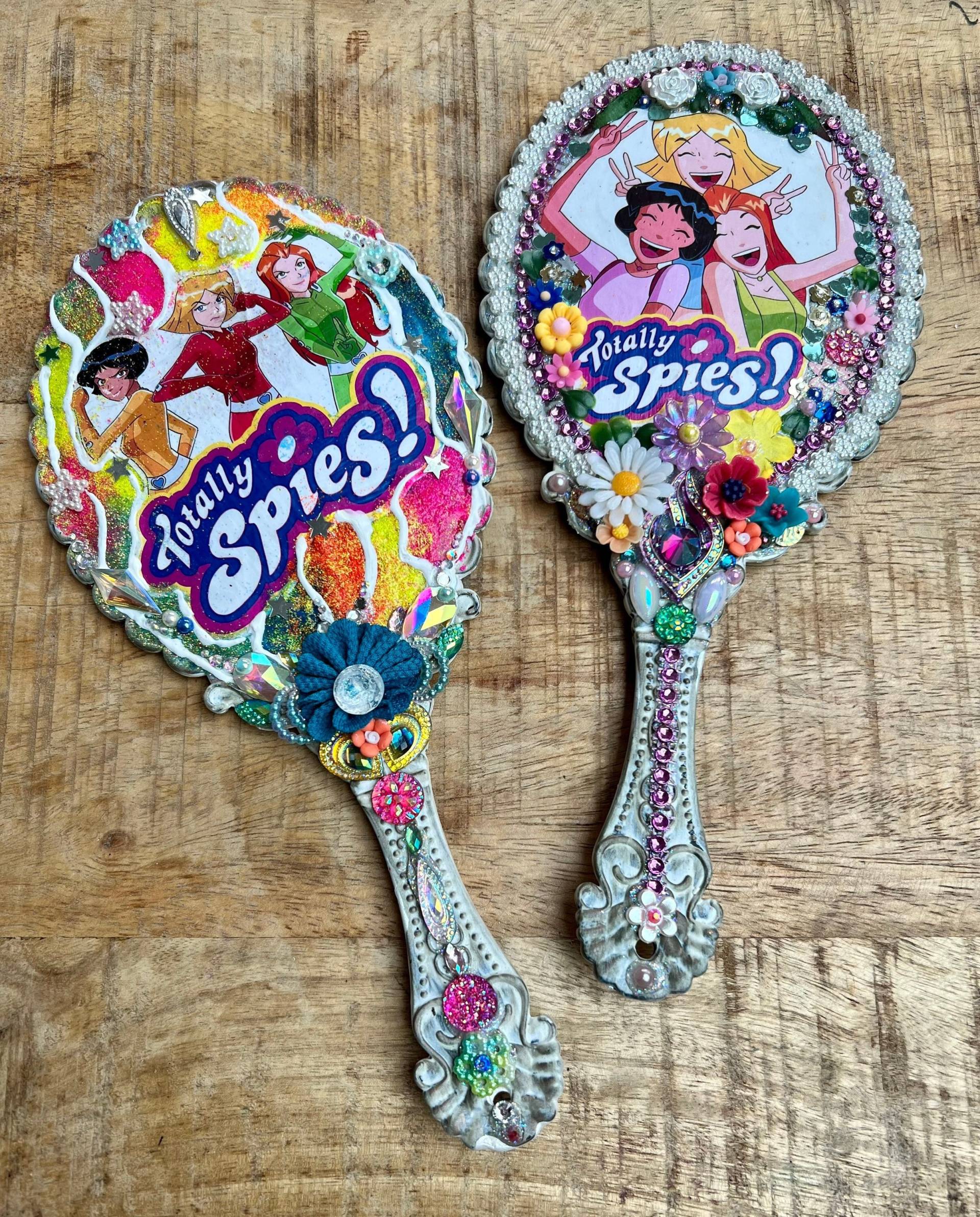 Ein Handspiegel, Totally Spies Thema. Handgemachtes Geschenk Für Sie/ Frau/Freund Make-Up Hand-Schminkspiegel, Verzierte Edelsteine, Blumen, Weiß Ein Handspiegel, Totally Spies Thema. Handgemachtes Geschenk Für Sie/ Frau/Freund Make-Up Hand-Schminkspiegel, Verzierte Edelsteine, Blumen, Weiß von BlingArtCrafts