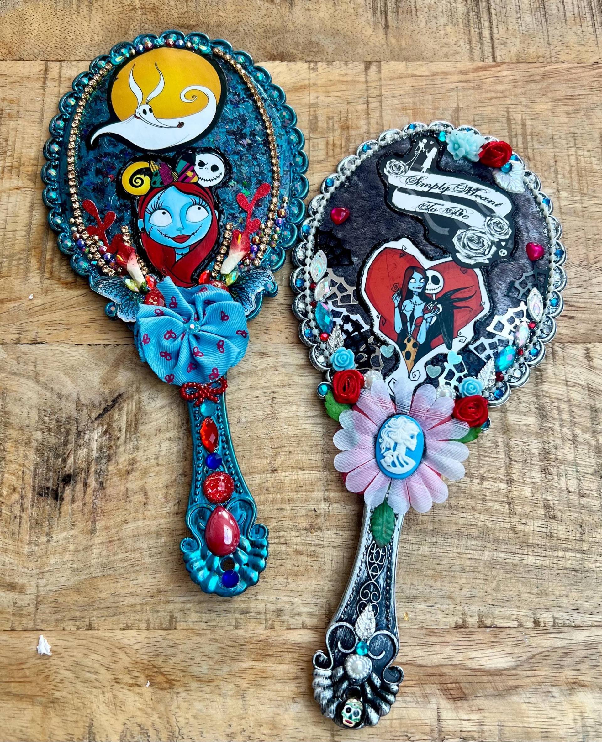 Handspiegel, Corpse Bride Thema, Handgemachtes Geschenk Für Sie/Frau Freundin Make-Up Hand Kosmetikspiegel, Verzierte Edelsteine, Blumen Original Handspiegel, Corpse Bride Thema, Handgemachtes Geschenk Für Sie/Frau Freundin Make-Up Hand Kosmetikspiegel, Verzierte Edelsteine, Blumen Original von BlingArtCrafts