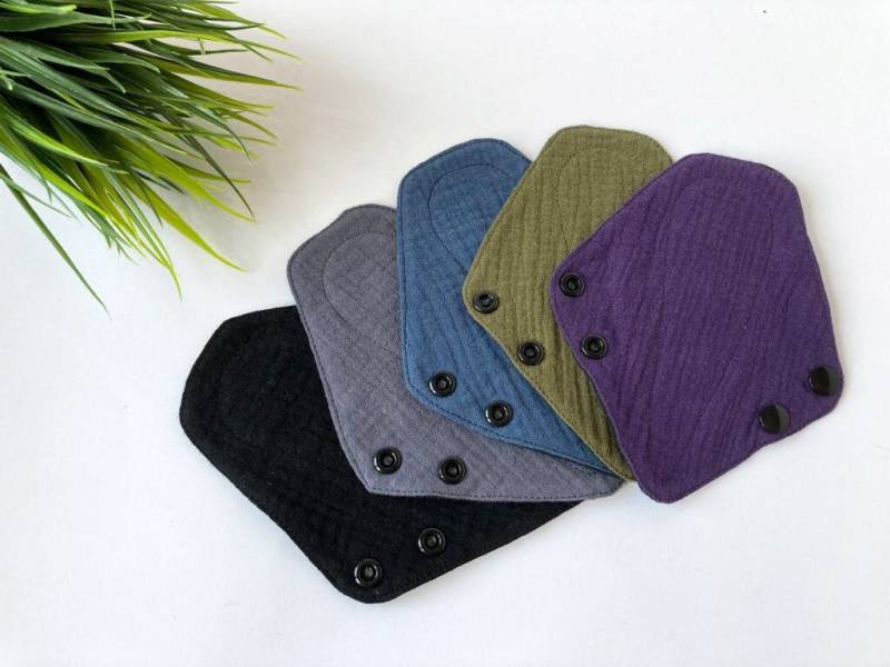 Dunkle Tanga Slipeinlagen Für Den Täglichen Gebrauch, Weiche Aus Bio-Baumwolle, Bequeme Und Atmungsaktive Zero Waste Stoffpads von BloomPads