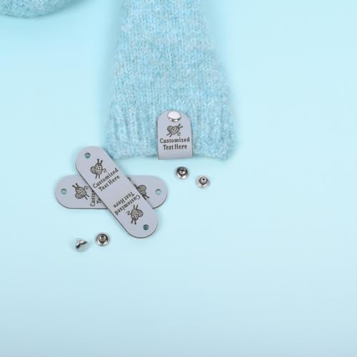 Personalisierte Lederanhänger mit Nieten für Kleidung, Stricken, Hüte, Mützen, Schals, individuelle Anhänger für handgefertigte Gegenstände (C,6,3 x 2 cm) von Bocheng