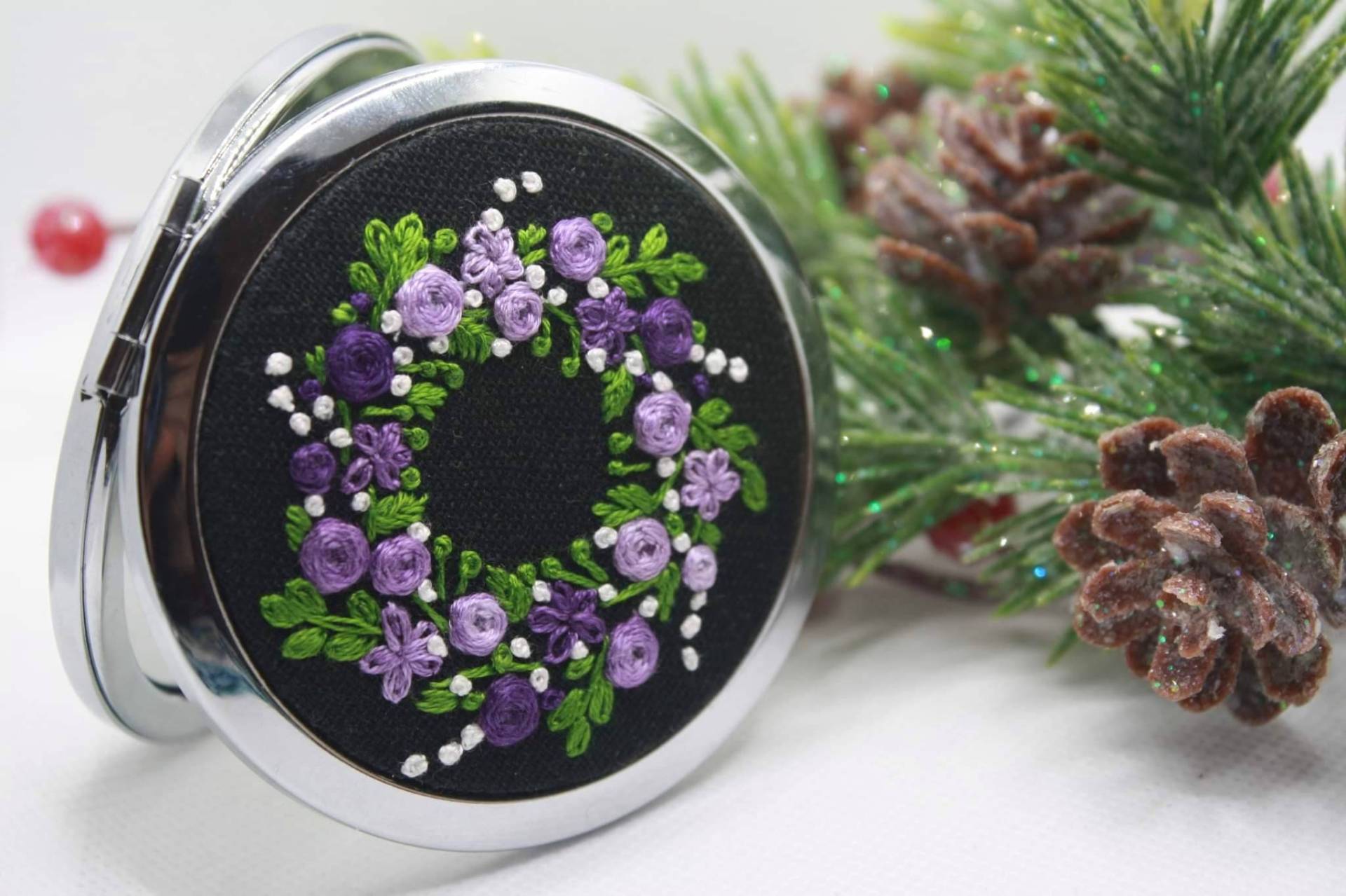 Handgemachter Gestickter Taschenspiegel Mit Lila Rosen - Gestickte Blumen Vintage Stil Geschenk Für Frauen Handgemachter Gestickter Taschenspiegel Mit Lila Rosen - Gestickte Blumen Vintage Stil Geschenk Für Frauen von BorgesArtJewelry