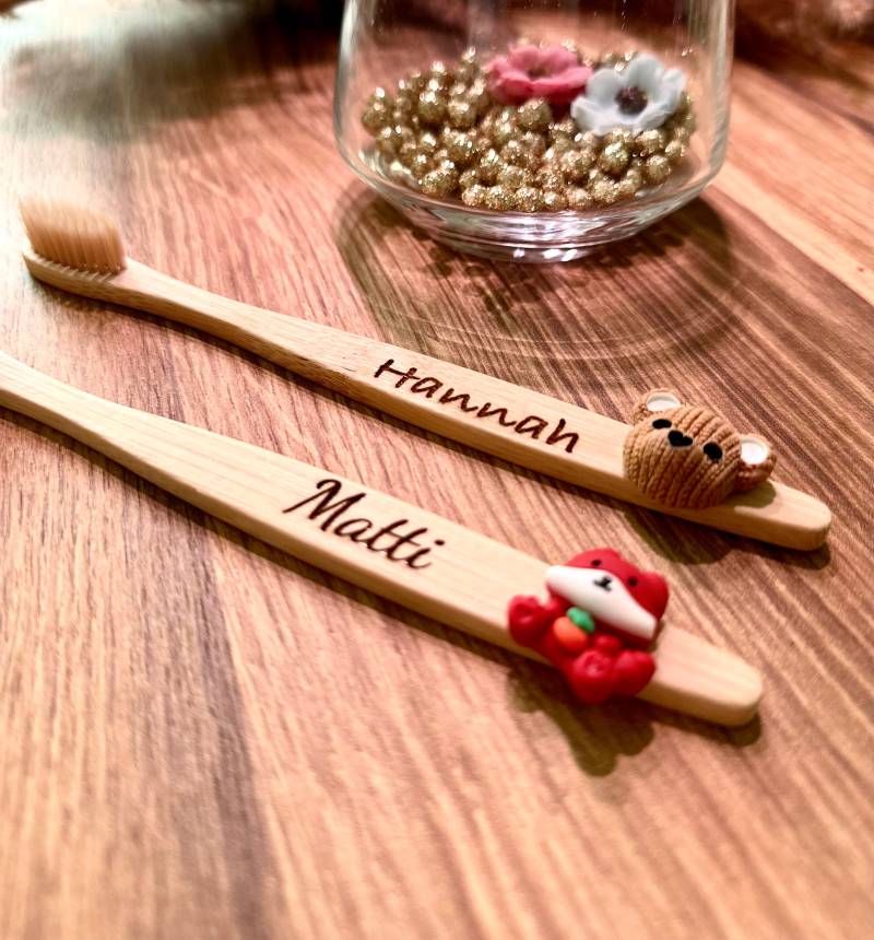 Zahnbürste Bambus Figuren Hygiene Personalisiert Gravur Tier Geschenk Gastgeschenk Kinder Zähneputzen Bamboo Zähne Fasching Holzbürste von Boumaland