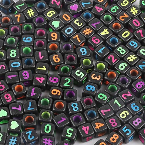 Acrylperlen: 100 schwarze Würfel mit farbigen Buchstaben, 6 mm Acrylperlen: 100 schwarze Würfel mit farbigen Buchstaben, 6 mm von Boutique d'isacrea
