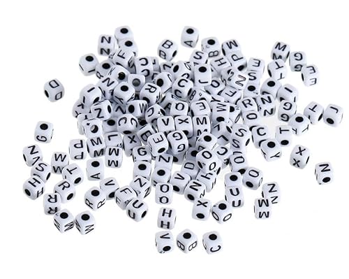 Acrylperlen: 100 weiße Würfel mit schwarzen Buchstaben, 4,5 mm Acrylperlen: 100 weiße Würfel mit schwarzen Buchstaben, 4,5 mm von Boutique d'isacrea