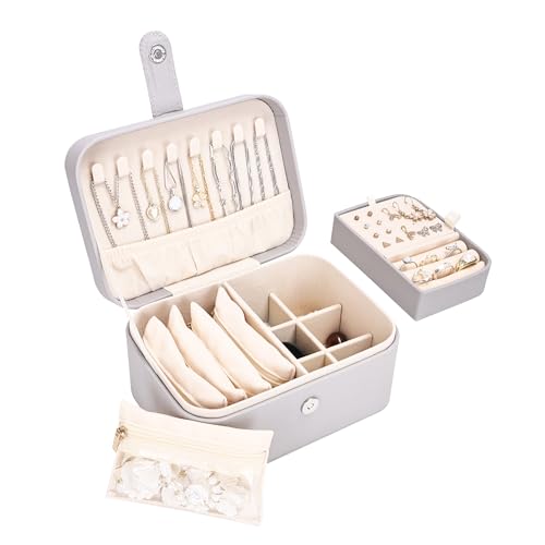 Boxudeli 2 Ebenen Schmuckkästchen mit 4 Reise Schmucktasche, großer Reise Schmuckkästchen Klein, mittelgroße Schmuckaufbewahrungsbox, tragbare Schmuckschatulle aus PU-Leder für Damen (Hellgrau) von Boxudeli