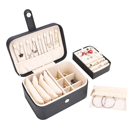 Boxudeli 2 Ebenen Schmuckkästchen mit 4 Schmuckbeuteln aus Samt, großer Reise Schmuckkästchen Klein, mittelgroße Schmuckaufbewahrungsbox, tragbare Schmuckschatulle aus PU-Leder für Damen (Schwarz) Boxudeli 2 Ebenen Schmuckkästchen mit 4 Schmuckbeuteln aus Samt, großer Reise Schmuckkästchen Klein, mittelgroße Schmuckaufbewahrungsbox, tragbare Schmuckschatulle aus PU-Leder für Damen (Schwarz) von Boxudeli