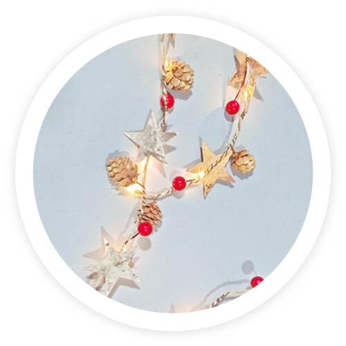 Brightium LED-Lichterkette mit 1,8 m Länge mit 20 warmen LEDs im Format Sterne, Zapfen und roten Beeren, ideal für Weihnachtsdekoration und Umgebungen. Brightium LED-Lichterkette mit 1,8 m Länge mit 20 warmen LEDs im Format Sterne, Zapfen und roten Beeren, ideal für Weihnachtsdekoration und Umgebungen. von Brightium