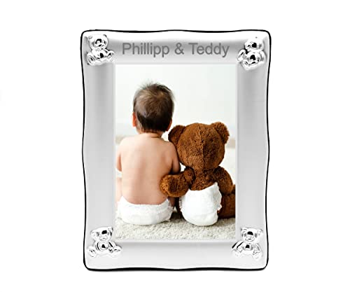 Brillibrum Design Baby Bilderrahmen versilbert Taufgeschenk Fotorahmen Bär Motiv Kinder Bilderrahmen zur Geburt Foto 9x13cm versilbert (Gravur bis 15 Zeichen) von Brillibrum