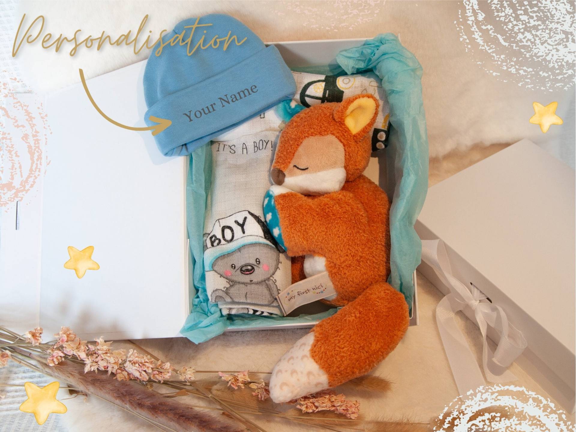 Baby Geschenk Set Personalisiert in Geschenkbox "Blue Moon" Mütze Bestickt, 1 Kuscheltier 2 Baumwoll-Musselin Tücher, 4 Verschiedene Sets Baby Geschenk Set Personalisiert in Geschenkbox "Blue Moon" Mütze Bestickt, 1 Kuscheltier 2 Baumwoll-Musselin Tücher, 4 Verschiedene Sets von BroideryBox
