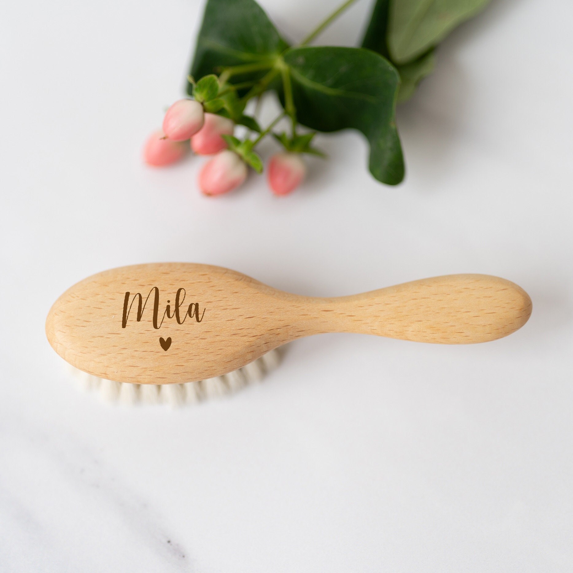 Personalisierte Babyhaarbürste Name Herz | Geschenk Zur Geburt Babybürste Ziegenhaar Baby Taufe Babyparty Personalisierte Babyhaarbürste Name Herz | Geschenk Zur Geburt Babybürste Ziegenhaar Baby Taufe Babyparty von Buchstabenkult
