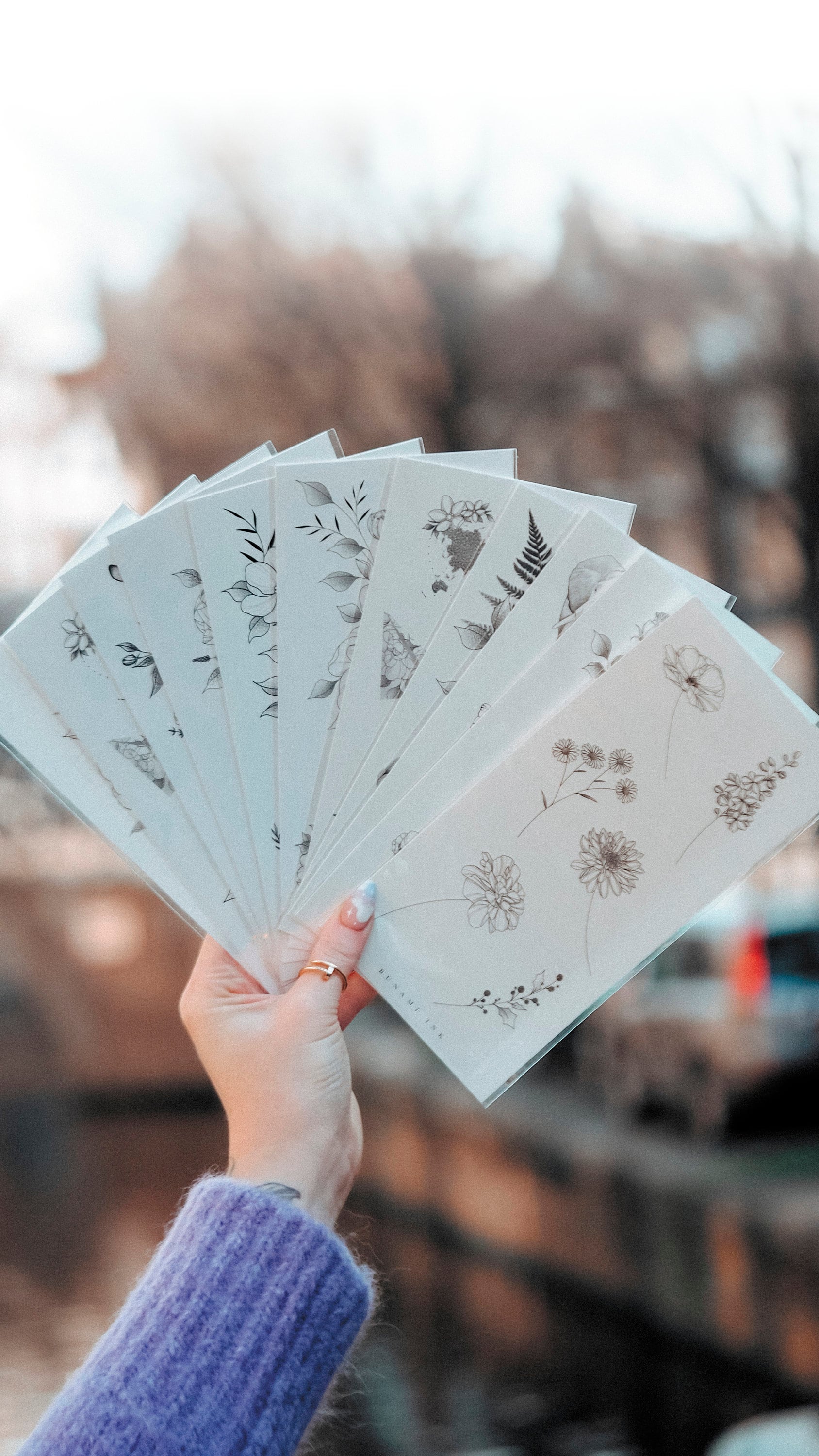 Temporäre Tattoos Big Set | 10× Geburtsblumen Pfingstrosen Mohnblume Fineline Reh Monde Sträußchen Mondsichel Lavendel Microrealism Temporäre Tattoos Big Set | 10× Geburtsblumen Pfingstrosen Mohnblume Fineline Reh Monde Sträußchen Mondsichel Lavendel Microrealism von BunamiInk