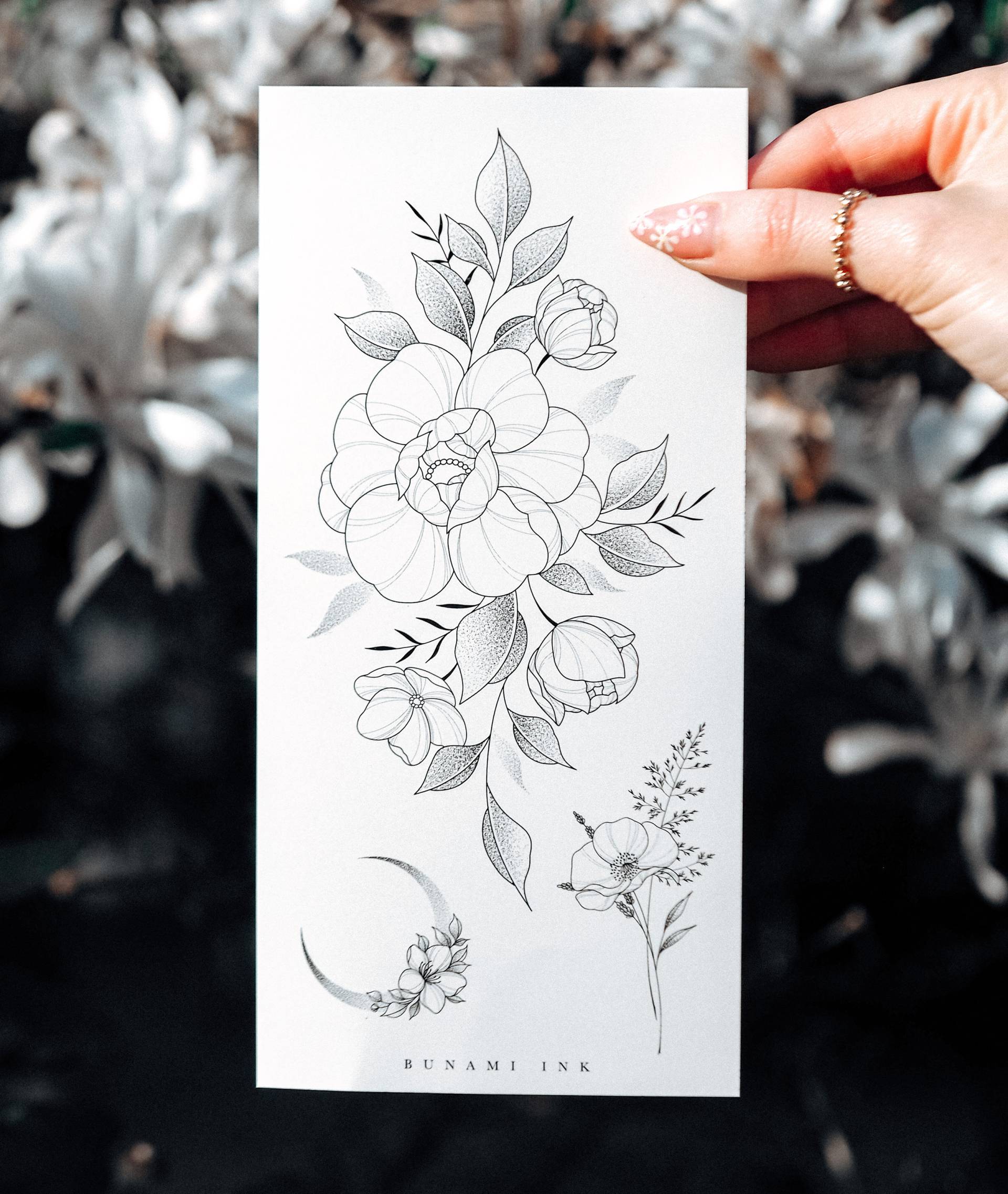 Temporäre Tattoos Kleines Florales Sträusschen Pfingstrose Wildblumen Mond Sichel Temporäre Tattoos Kleines Florales Sträusschen Pfingstrose Wildblumen Mond Sichel von BunamiInk