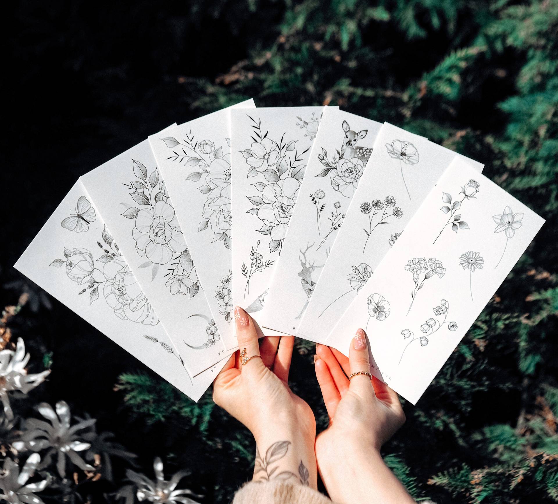 Temporäre Tattoos Medium Set | 7× Geburtsblumen Pfingstrosen Mohnblume Reh Monde Sträußchen Mondsichel Lavendel Schmetterling Temporäre Tattoos Medium Set | 7× Geburtsblumen Pfingstrosen Mohnblume Reh Monde Sträußchen Mondsichel Lavendel Schmetterling von BunamiInk