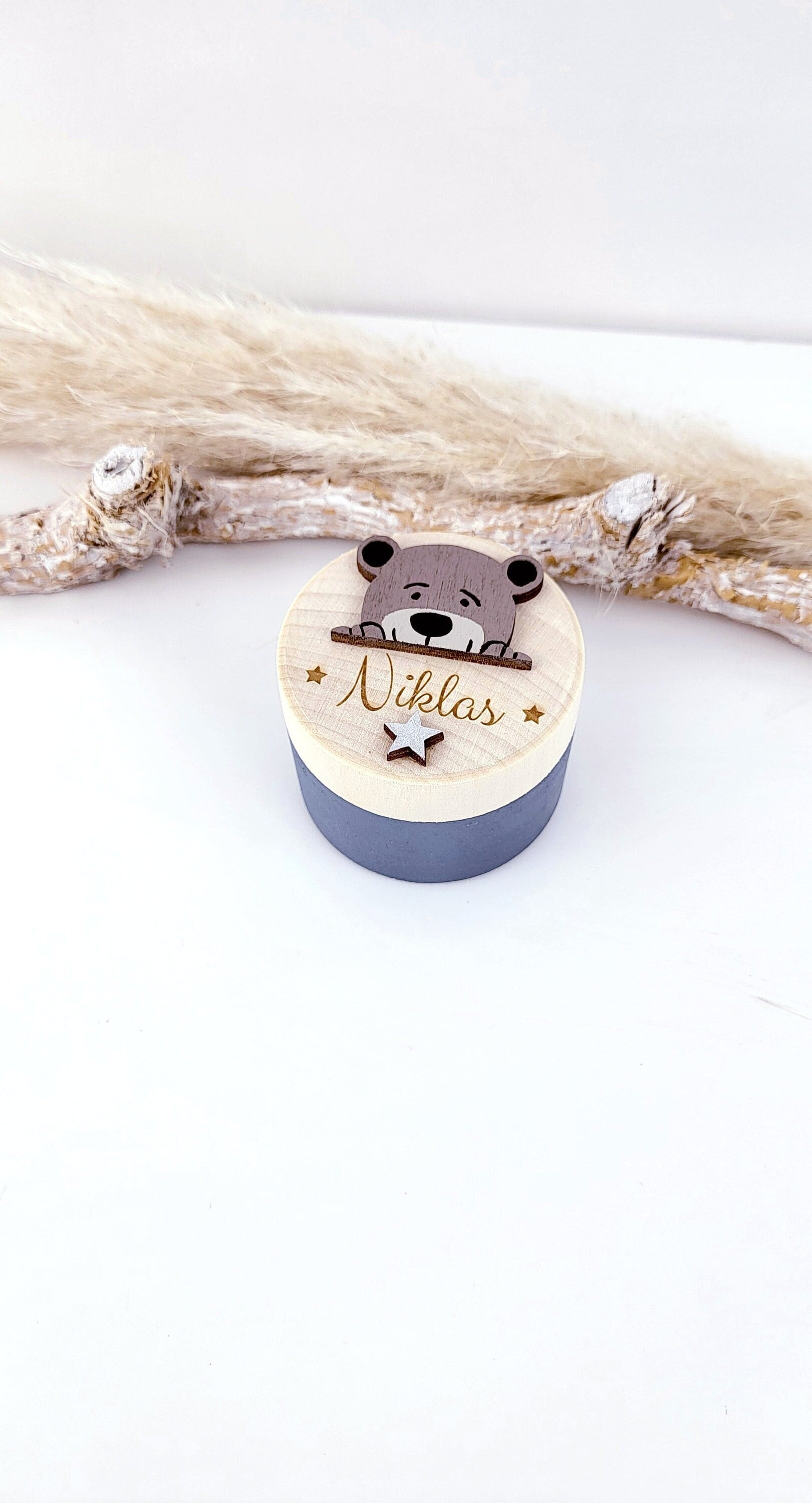 Personalisierte Zahndose Bär Und Stern Aus Holz Auf Wunsch Mit Schöner Namensgravur Als Individuelle Aufbewahrung Für Die Milchzähne Personalisierte Zahndose Bär Und Stern Aus Holz Auf Wunsch Mit Schöner Namensgravur Als Individuelle Aufbewahrung Für Die Milchzähne von BuntesBienchen