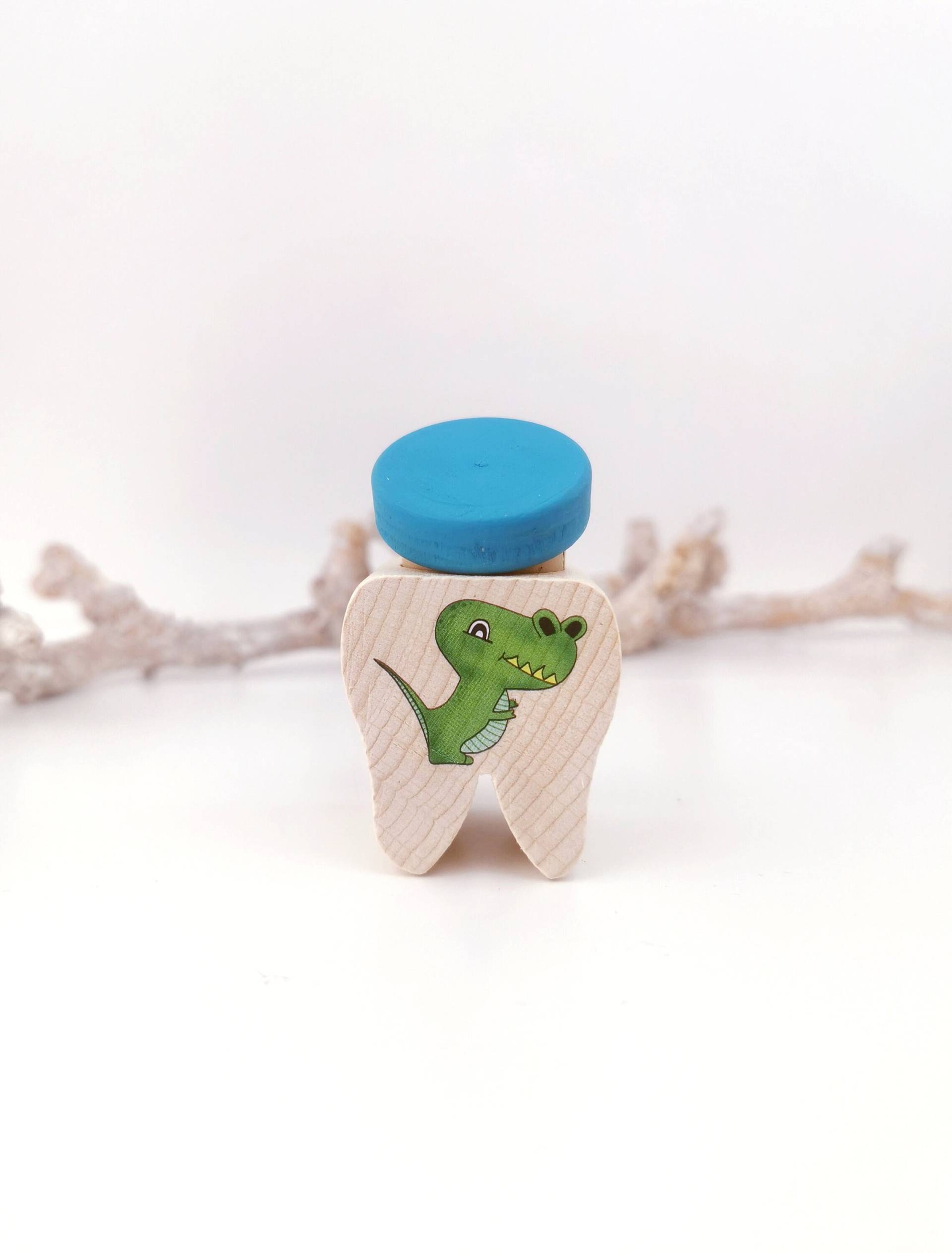 Personalisierte Zahndose Mit Süßem Dino Aus Holz Für Kinder Auf Wunsch Name Und Stern Ideal Als Geschenk Zur Aufbewahrung Der Milchzähne Personalisierte Zahndose Mit Süßem Dino Aus Holz Für Kinder Auf Wunsch Name Und Stern Ideal Als Geschenk Zur Aufbewahrung Der Milchzähne von BuntesBienchen