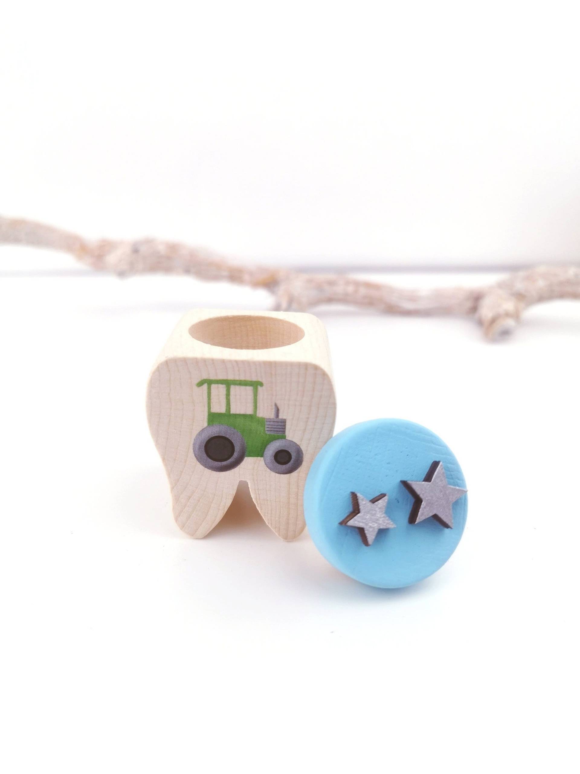 Personalisierte Zahndose Mit Tollem Traktor Aus Holz Für Kinder Und Toller Namensgravur Auf Der Rückseite Zur Aufbewahrung Milchzähne Personalisierte Zahndose Mit Tollem Traktor Aus Holz Für Kinder Und Toller Namensgravur Auf Der Rückseite Zur Aufbewahrung Milchzähne von BuntesBienchen