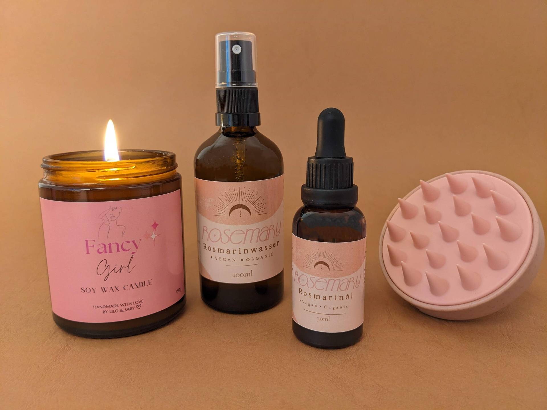 Rosmarinwasser, Rosmarinöl, Kopfhautmassagebürste & Fancy Girl Kerze, Weihnachtsgeschenk - Geschenkbundle Rosmarinwasser, Rosmarinöl, Kopfhautmassagebürste & Fancy Girl Kerze, Weihnachtsgeschenk - Geschenkbundle von ByLiloandSary