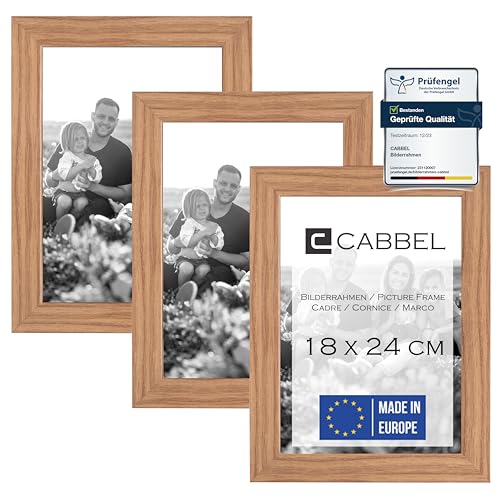 CABBEL Doppelpack (3er Set) 3x Bilderrahmen 18x24 cm, Eiche, stabiles MDF-Holz Rahmen, bruchsicherem Plexi-Glas, zum Aufhängen & Aufstellen, ideal für Fotos/Bilder/Collage von CABBEL