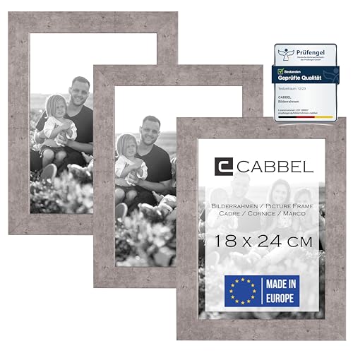 CABBEL Doppelpack (3er Set) 3x Bilderrahmen 18x24 cm, Grau (Beton), stabiles MDF-Holz Rahmen, bruchsicherem Plexi-Glas, zum Aufhängen & Aufstellen, ideal für Fotos/Bilder/Collage von CABBEL