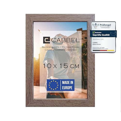 CABBEL Bilderrahmen 10x15 cm, Eiche Dunkel, stabiles MDF-Holz Rahmen, bruchsicherem Plexi-Glas, zum Aufhängen & Aufstellen, ideal für Fotos/Bilder/Collage CABBEL Bilderrahmen 10x15 cm, Eiche Dunkel, stabiles MDF-Holz Rahmen, bruchsicherem Plexi-Glas, zum Aufhängen & Aufstellen, ideal für Fotos/Bilder/Collage von CABBEL