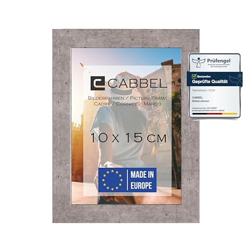 CABBEL Bilderrahmen 10x15 cm, Grau/Beton, stabiles MDF-Holz Rahmen, bruchsicherem Plexi-Glas, zum Aufhängen & Aufstellen, ideal für Fotos/Bilder/Collage CABBEL Bilderrahmen 10x15 cm, Grau/Beton, stabiles MDF-Holz Rahmen, bruchsicherem Plexi-Glas, zum Aufhängen & Aufstellen, ideal für Fotos/Bilder/Collage von CABBEL