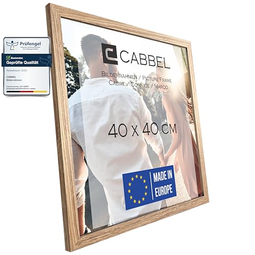 CABBEL Bilderrahmen 40x40 cm, Eiche, stabiles MDF-Holz Rahmen, bruchsicherem Plexi-Glas, zum Aufhängen, ideal für Fotos/Bilder/Collage CABBEL Bilderrahmen 40x40 cm, Eiche, stabiles MDF-Holz Rahmen, bruchsicherem Plexi-Glas, zum Aufhängen, ideal für Fotos/Bilder/Collage von CABBEL