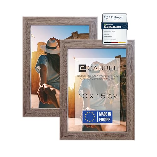 CABBEL Doppelpack (2er Set) Bilderrahmen 10x15 cm, Eiche Dunkel, stabiles MDF-Holz Rahmen, bruchsicherem Plexi-Glas, zum Aufhängen & Aufstellen, ideal für Fotos/Bilder/Collage von CABBEL