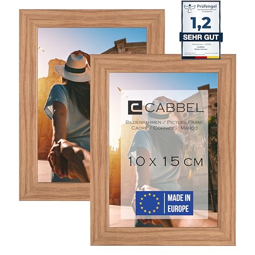 CABBEL Doppelpack (2er Set) Bilderrahmen 10x15 cm, Eiche, stabiles MDF-Holz Rahmen, bruchsicherem Plexi-Glas, zum Aufhängen & Aufstellen, ideal für Fotos/Bilder/Collage von CABBEL