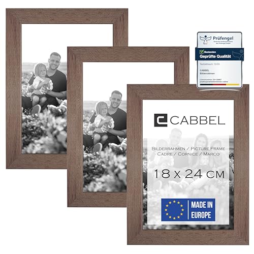 CABBEL Doppelpack (3er Set) 3x Bilderrahmen 18x24 cm, Eiche Dunkel, stabiles MDF-Holz Rahmen, bruchsicherem Plexi-Glas, zum Aufhängen & Aufstellen, ideal für Fotos/Bilder/Collage von CABBEL