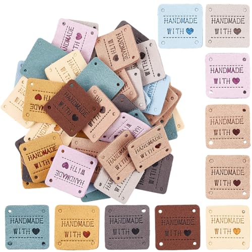 CALFOVERA 60 Stück 1 x 1 Zoll Handgefertigte Mit Liebe PU Leder Etiketten In 10 Farben Quadrat Herz Geprägte Mikrofaserleder Tags Für Häkeln DIY Jeans Taschen Schuhe Handwerk Nähen Stricken Hüte von CALFOVERA