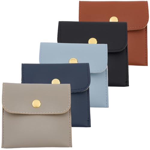CALFOVERA Farben PU Leder Reise Schmuck Aufbewahrungstaschen Mit Druckknopf Mini Lippenstift Schmuckverpackung Beutel Fall Taschenorganisator Für Ohrringe Halsketten Armbänder Ring Damen Geschenk CALFOVERA Farben PU Leder Reise Schmuck Aufbewahrungstaschen Mit Druckknopf Mini Lippenstift Schmuckverpackung Beutel Fall Taschenorganisator Für Ohrringe Halsketten Armbänder Ring Damen Geschenk von CALFOVERA