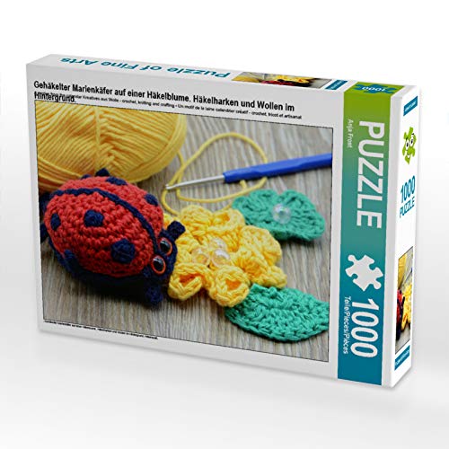 CALVENDO Puzzle Gehäkelter Marienkäfer auf Einer Häkelblume. Häkelharken und Wollen im Hintergrund. 1000 Teile Puzzle quer | 1000 Teile Lege-Größe 64 x 48 cm Foto-Puzzle für glückliche Stunden CALVENDO Puzzle Gehäkelter Marienkäfer auf Einer Häkelblume. Häkelharken und Wollen im Hintergrund. 1000 Teile Puzzle quer | 1000 Teile Lege-Größe 64 x 48 cm Foto-Puzzle für glückliche Stunden von CALVENDO
