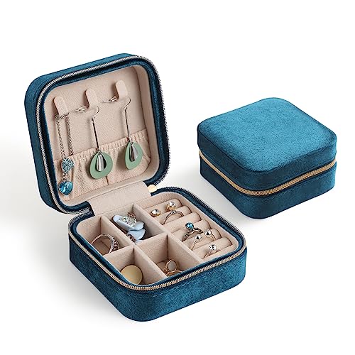 CASEGRACE Reise-Schmuckkästchen, Plüsch-Samt-Schmuckschatulle, kleiner Schmuck-Reise-Organizer, Präsentation, Ringe, Halsketten, Armbänder, Ohrringe, Aufbewahrungsbox für Damen und Mädchen, Blau CASEGRACE Reise-Schmuckkästchen, Plüsch-Samt-Schmuckschatulle, kleiner Schmuck-Reise-Organizer, Präsentation, Ringe, Halsketten, Armbänder, Ohrringe, Aufbewahrungsbox für Damen und Mädchen, Blau von CASEGRACE
