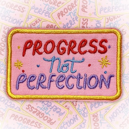 Aufnäher mit Aufschrift "Progress Not Perfection", 7,6 cm, lustig, positiv, motivierend, inspirierend, Selbstliebe, Humor, zum Aufbügeln oder Aufnähen, Stickerei, Stoffapplikation für Trucker, Hüte Aufnäher mit Aufschrift "Progress Not Perfection", 7,6 cm, lustig, positiv, motivierend, inspirierend, Selbstliebe, Humor, zum Aufbügeln oder Aufnähen, Stickerei, Stoffapplikation für Trucker, Hüte von CELAMONA