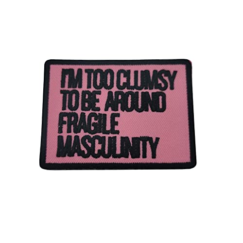 CHICHL Aufnäher zum Aufbügeln mit der Aufschrift "I'm Too Clumsy to Be Around Fragile Masculinity" – Humorvolle Männlichkeit – Rosa – rund – 1 Stück CHICHL Aufnäher zum Aufbügeln mit der Aufschrift "I'm Too Clumsy to Be Around Fragile Masculinity" – Humorvolle Männlichkeit – Rosa – rund – 1 Stück von CHICHL