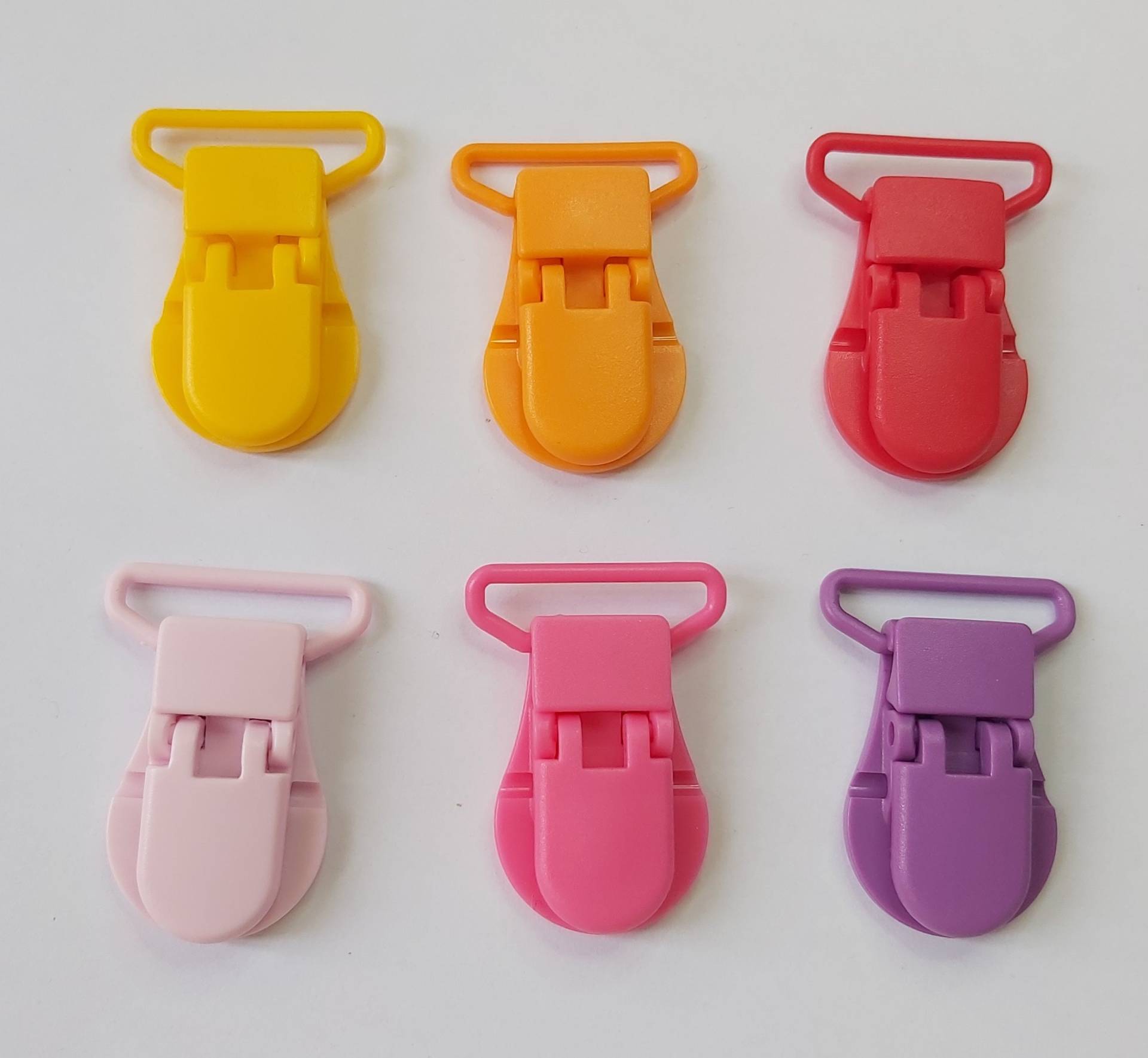 3 Clips, 15 Farben, Rund, Aus Hochwertigen Kunststoff, Mit Kindersichere Doppel-Verriegelung, Für Schnullerketten Sowie Kinderkleidung 3 Clips, 15 Farben, Rund, Aus Hochwertigen Kunststoff, Mit Kindersichere Doppel-Verriegelung, Für Schnullerketten Sowie Kinderkleidung von CLEUnikate