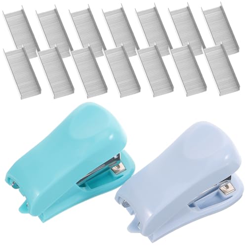 CLISPEED 2 Sätze Teiliges Mini Heftgeräte in Farben Blau und Grün und Tragbar Stabiles Büroheftgerät für Schule Büro und Zuhause Multifunktional und Benutzerfreundlich von CLISPEED