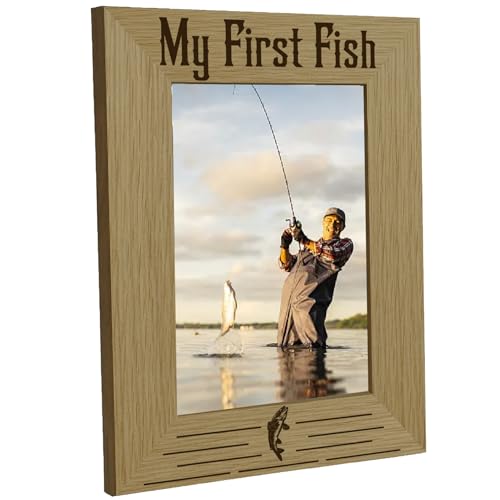 CREATCABIN Bilderrahmen Angeln Mein Erster Fisch Bilderrahmen Holz Graviert Bildhalter Gedenk Tischaufsteller Passend Für 4"X6"Foto Freundschaftsgeschenke Aufhängen An Der Wand Familie 16.8x21.8cm CREATCABIN Bilderrahmen Angeln Mein Erster Fisch Bilderrahmen Holz Graviert Bildhalter Gedenk Tischaufsteller Passend Für 4"X6"Foto Freundschaftsgeschenke Aufhängen An Der Wand Familie 16.8x21.8cm von CREATCABIN