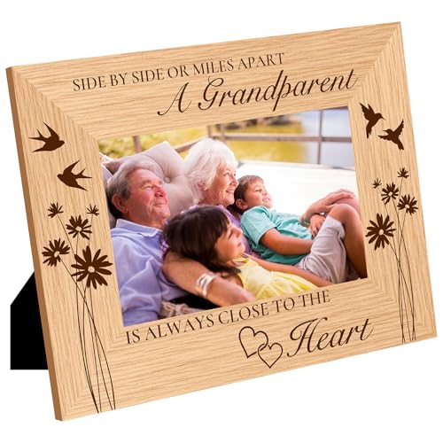 CREATCABIN Großeltern-Bilderrahmen,Holz-Fotorahmen,Graviertes Display,Hölzerne Tischplatte,Postkartenrahmen Aufhängen An Der Wand,Galerie,Geburtstag,Weihnachten,Zuhause,Jahrestag,21.8x16.8cm CREATCABIN Großeltern-Bilderrahmen,Holz-Fotorahmen,Graviertes Display,Hölzerne Tischplatte,Postkartenrahmen Aufhängen An Der Wand,Galerie,Geburtstag,Weihnachten,Zuhause,Jahrestag,21.8x16.8cm von CREATCABIN