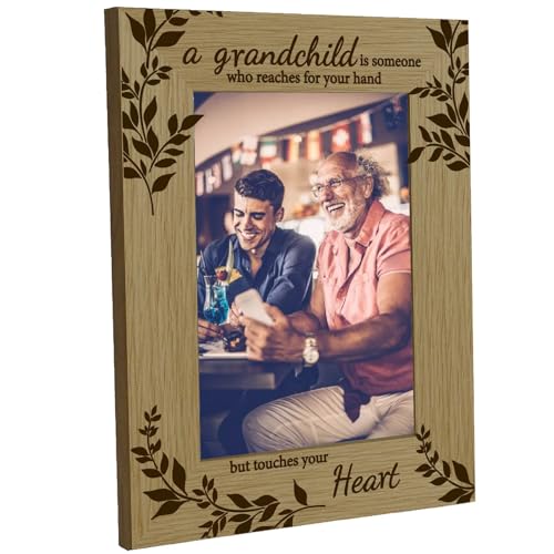 CREATCABIN Großeltern-Bilderrahmen Aus Holz Mit Gravur,4x6 Tischrahmen Aufhängen An Der Wand,Zuhause,Geschenken,Schreibtisch–EIN Enkelkind Ist Jemand,Der Nach Ihrer Hand Greift,Aber Ihr Herz Berührt von CREATCABIN