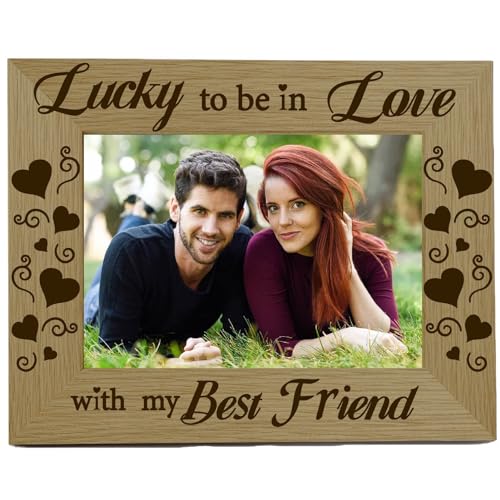 CREATCABIN Lucky to Be In Love with My Best Friend Bilderrahmen Aus Holz Mit Gravur,4x6 horizontaler Tisch-Postkartenrahmen Zum Aufhängen An Der Wand,Zuhause,Hochzeit,Verlobung von CREATCABIN