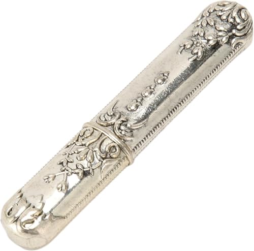 CYSFETENA Tragbares Vintage Nähnadel Etui aus Metall, Eleganter Nadelhalter im antiken Stil für Nadelaufbewahrung, Sticknadeln und Stickgarn Aufbewahrung – Silber CYSFETENA Tragbares Vintage Nähnadel Etui aus Metall, Eleganter Nadelhalter im antiken Stil für Nadelaufbewahrung, Sticknadeln und Stickgarn Aufbewahrung – Silber von CYSFETENA