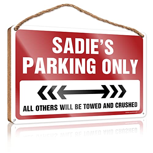CakJuice Hängendes Holzschild "Sadie's Parking Only", Holzschild, Terrasse, Bar, Zubehör, Türschild für Schlafzimmer (Größe: 15 x 28 cm) von CakJuice