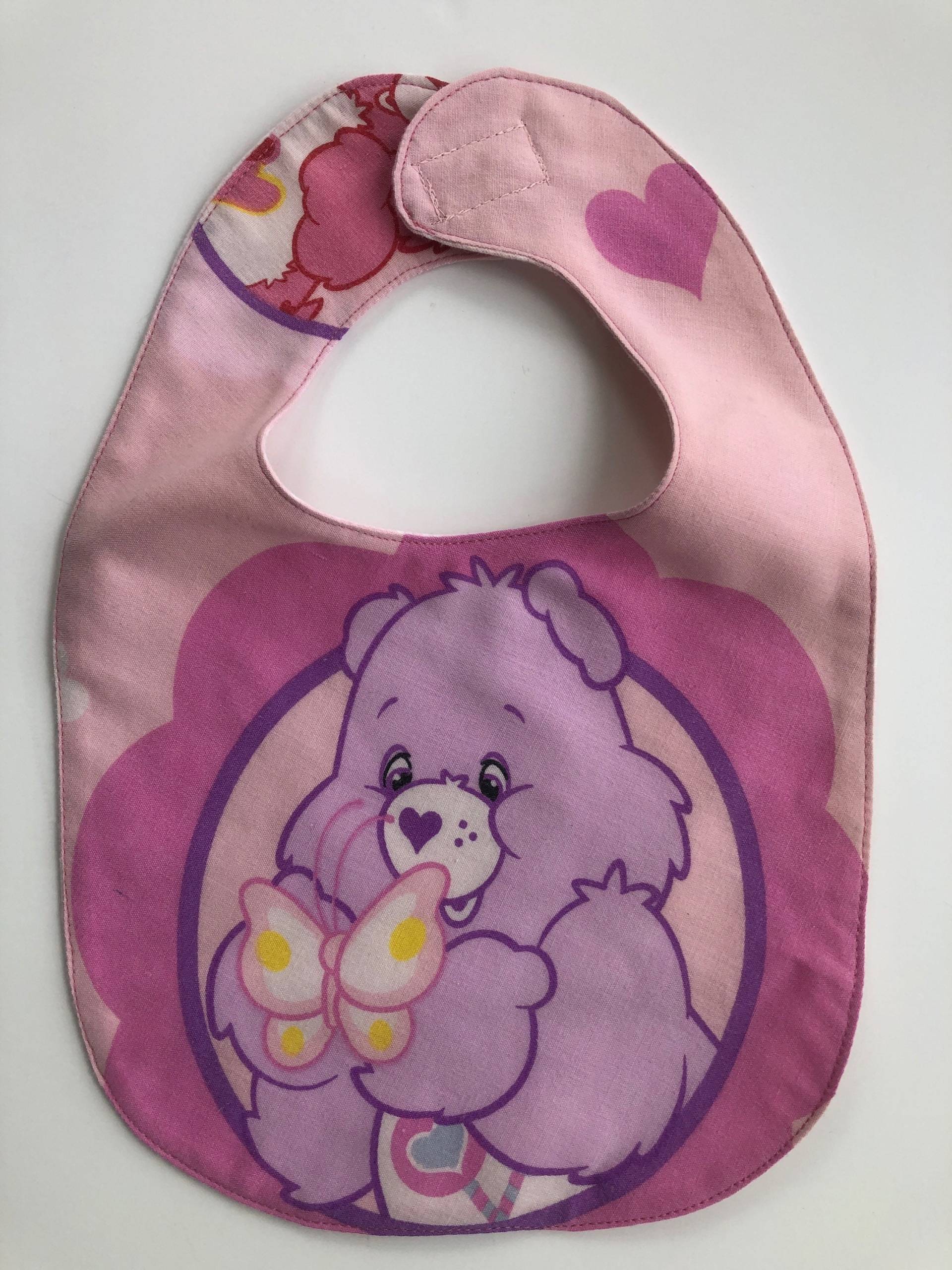 Pflegebär-Lätzchen, Anteil Bär, Schmetterling, Lila Lavendel, Recyceltes Vintage-Lätzchen, 80Er Jahre Pflegebär, Wendetuch, Nostalgie, Baby Pflegebär-Lätzchen, Anteil Bär, Schmetterling, Lila Lavendel, Recyceltes Vintage-Lätzchen, 80Er Jahre Pflegebär, Wendetuch, Nostalgie, Baby von CanzaliaVintage