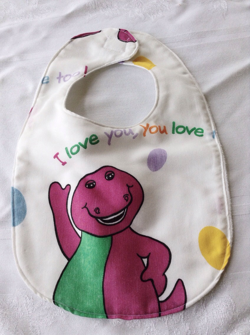 Barney Lätzchen, Retro Recycelt, Lila Dinosaurier Baby, Vintage Laken, Kleinkind Essen Füttern, Ich Liebe Dich, 80Er 90Er Tv, 1980Er 19990Er Jahre Barney Lätzchen, Retro Recycelt, Lila Dinosaurier Baby, Vintage Laken, Kleinkind Essen Füttern, Ich Liebe Dich, 80Er 90Er Tv, 1980Er 19990Er Jahre von CanzaliaVintage
