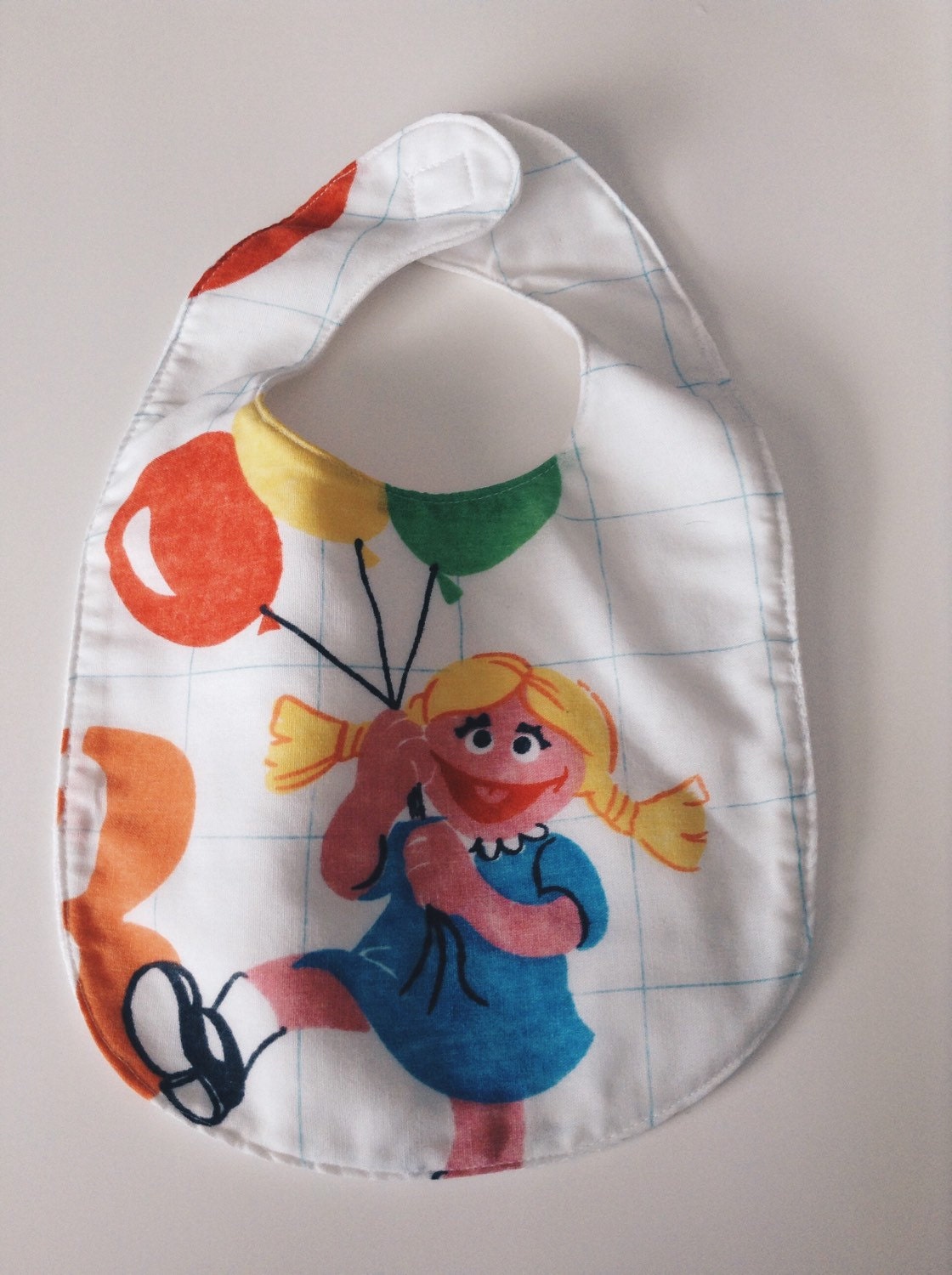 Sesamstraße Betty Lou, Baby Lätzchen, Vintage Laken, Recyceltes Handgemachtes Duschgeschenk, Baby-Ballons, Pbs-Show Der 1970Er Jahre, Kindheit 80Er Sesamstraße Betty Lou, Baby Lätzchen, Vintage Laken, Recyceltes Handgemachtes Duschgeschenk, Baby-Ballons, Pbs-Show Der 1970Er Jahre, Kindheit 80Er von CanzaliaVintage