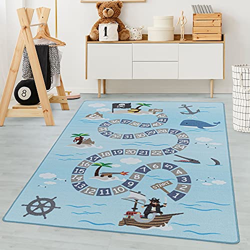 Carpetsale24 Kinderteppich Modern Piraten-Design Blau 160 x 230 cm - Kurzflor Teppich Kinderzimmer Waschbarer Spielteppich Babyteppich für Jungen und Mädchen Extra Weich und Antiallergen Rechteckig Carpetsale24 Kinderteppich Modern Piraten-Design Blau 160 x 230 cm - Kurzflor Teppich Kinderzimmer Waschbarer Spielteppich Babyteppich für Jungen und Mädchen Extra Weich und Antiallergen Rechteckig von Carpetsale24