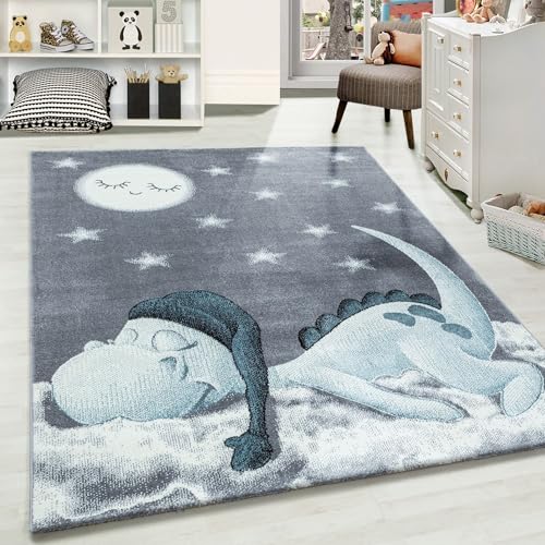Carpetsale24 Kinderteppich süßes Dinosaurier Muster Blau und Grau 140 x 200 cm - Kurzflor Teppich Kinderzimmer Babyzimmer für Mädchen und Junge Extra Weich und Pflegeleicht - Spielteppich Babyteppich Carpetsale24 Kinderteppich süßes Dinosaurier Muster Blau und Grau 140 x 200 cm - Kurzflor Teppich Kinderzimmer Babyzimmer für Mädchen und Junge Extra Weich und Pflegeleicht - Spielteppich Babyteppich von Carpetsale24
